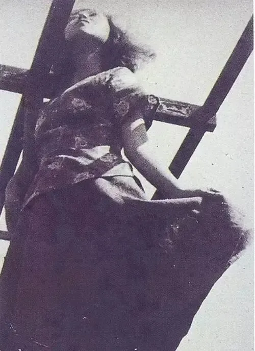 �Ű��᣺����������Ƭ�������������ս�������Ĺ㶫���������Ŀ��õ�����ӡ�ŷۺ컨�䣬�ۻ��̵�Ҷ�ӡ�ͬɫ����ӡ�����ϻ���̵��ϡ�����Ҳֻ��Ӥ�����ģ��Ҵ����Ϻ����·�������Ϊ����ٺ������������·��Ų���Ժ�����������ߣ�����ɭɭȻƮƮ���ɣ���ȫ���ܱ��˵Ĺ۸С���