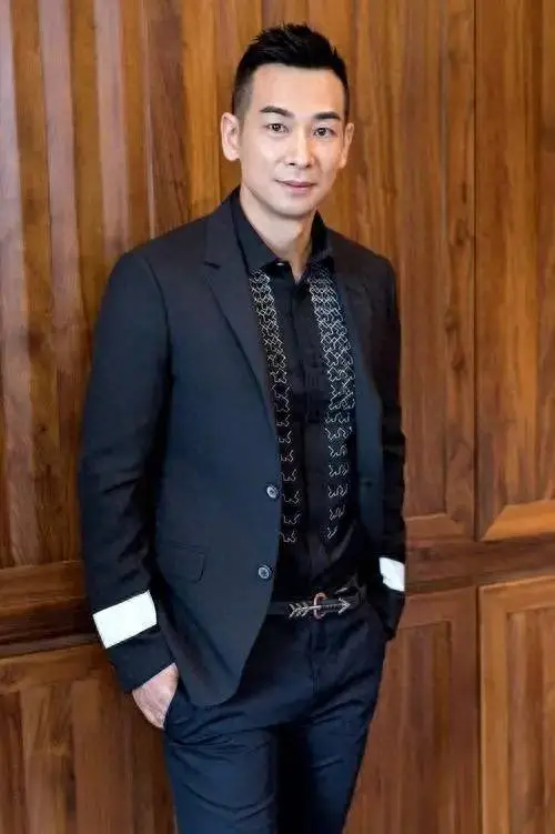 赵文卓：娶小8岁东北小丫，婚后连生三胎，如今一家五口其乐融融