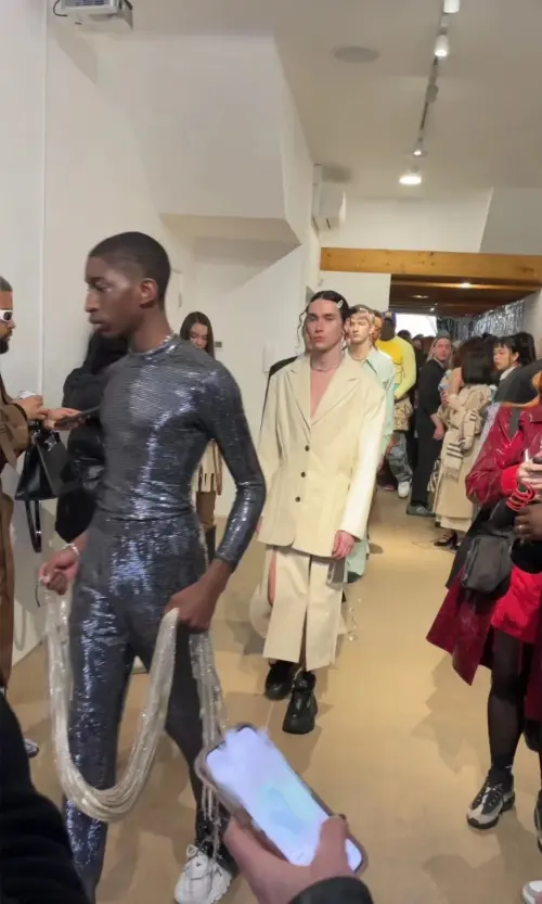 瞩目全球 黛西法罗DAISY FELLOWES亮相伦敦时装周，以解构美学开启时尚灵魂