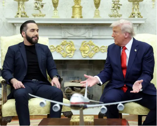 ▎美国总统唐纳德·特朗普于 2025 年 4 月 14 日在华盛顿白宫椭圆办公室会见了右翼政党领导人萨尔瓦多总统纳伊布·布克莱。（图源：路透社）