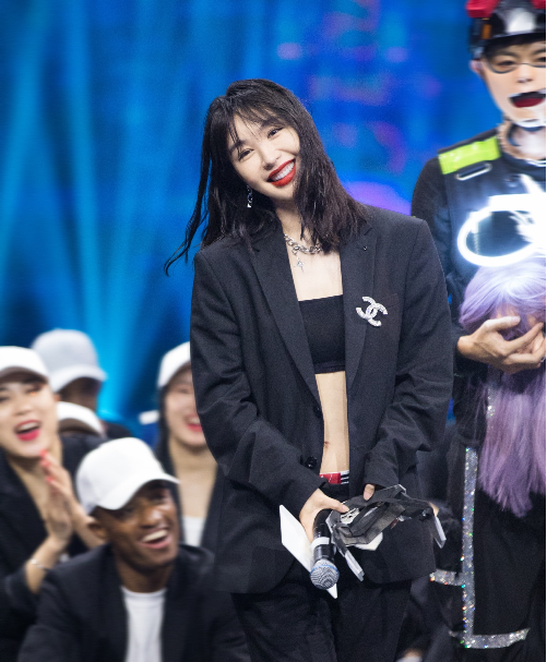 李菲儿蒙面跳舞秀好身材内衣搭西装很性感摘下面具却认不出