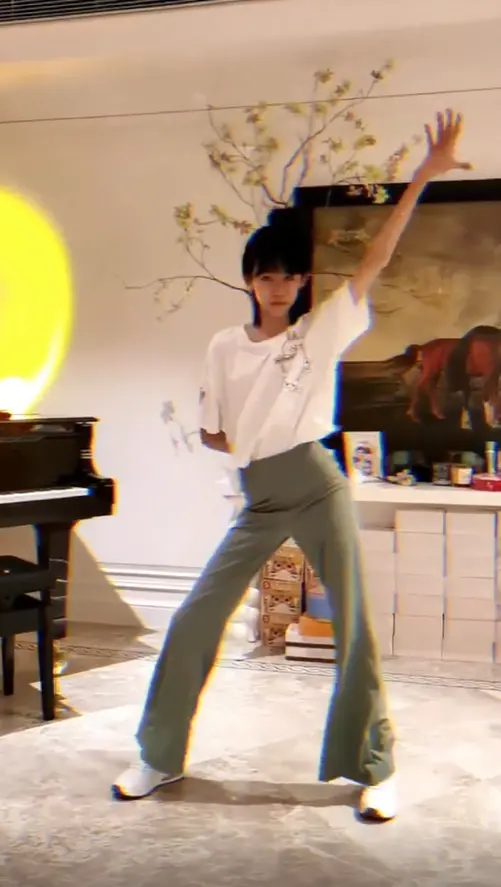 陆毅14岁的女儿腿太长！身材太瘦裤子显松垮，一双胳膊细到似竹竿(陆毅的大女儿多大)