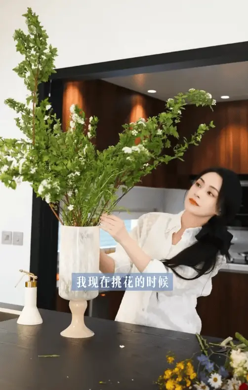 阿娇在家里插花，化身花艺少女。