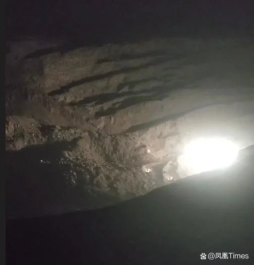 有家属拍摄的夜间救援现场，“只有三台挖掘机”。