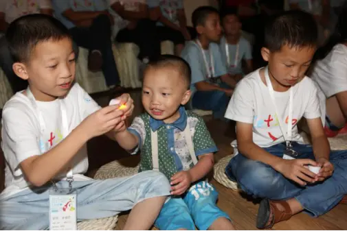 2013年7月26日,参加由嫣然天使基金会发起的唇腭裂患儿家庭亲子夏令营活动的儿童在玩耍。新华社发(刘长龙 摄)