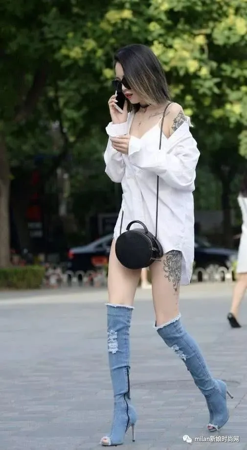 有一种另类叫美女把“裤子”当鞋穿，新奇又时尚，重点是显腿细(把裤子改成裙子的视频)