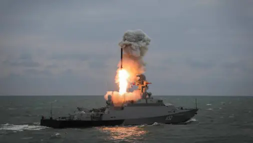 RT报道截图，一艘俄罗斯军舰在发射导弹。