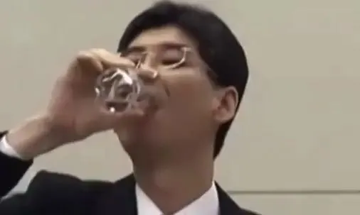 ·园田康博喝下号称是核污水的液体。