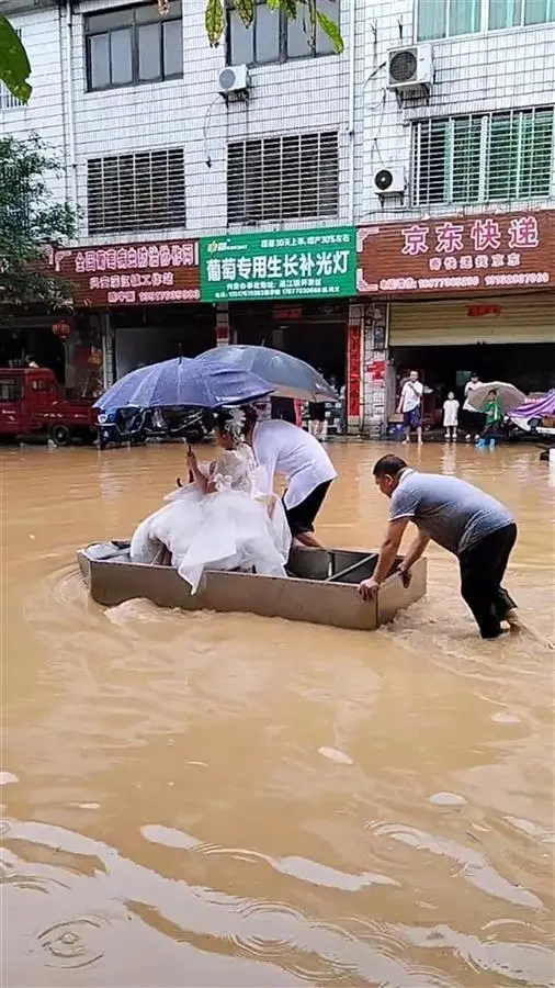 乘船的新娘（视频截图）