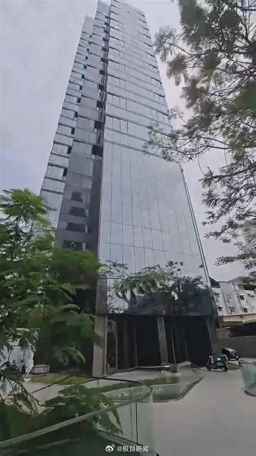 曼谷48层豪华公寓关闭高空泳池,住户可回家"但...