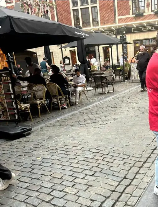 马云现身比利时大广场低头专注看手机:还带了几个保镖