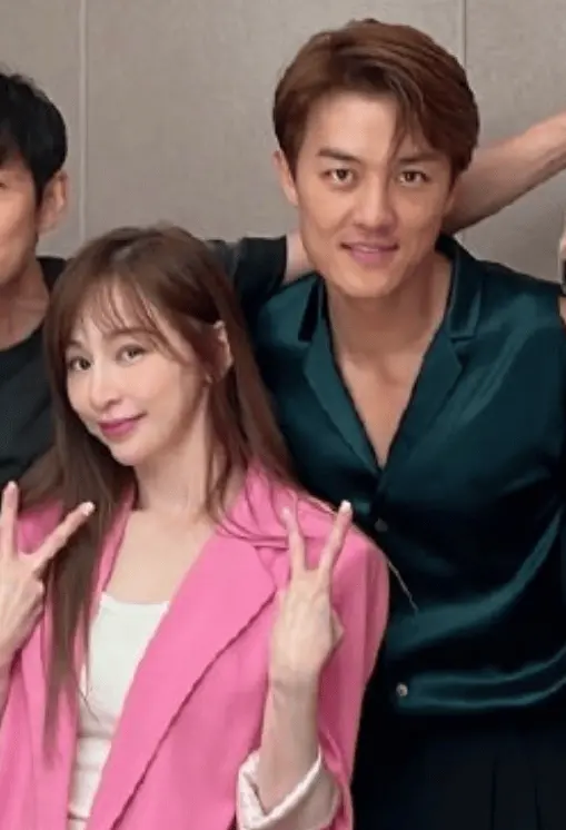 据悉,11月5日,王心凌出席活动被问吴克群会不会有可能是终身伴侣,她说:“他一直都是我很好的朋友。”