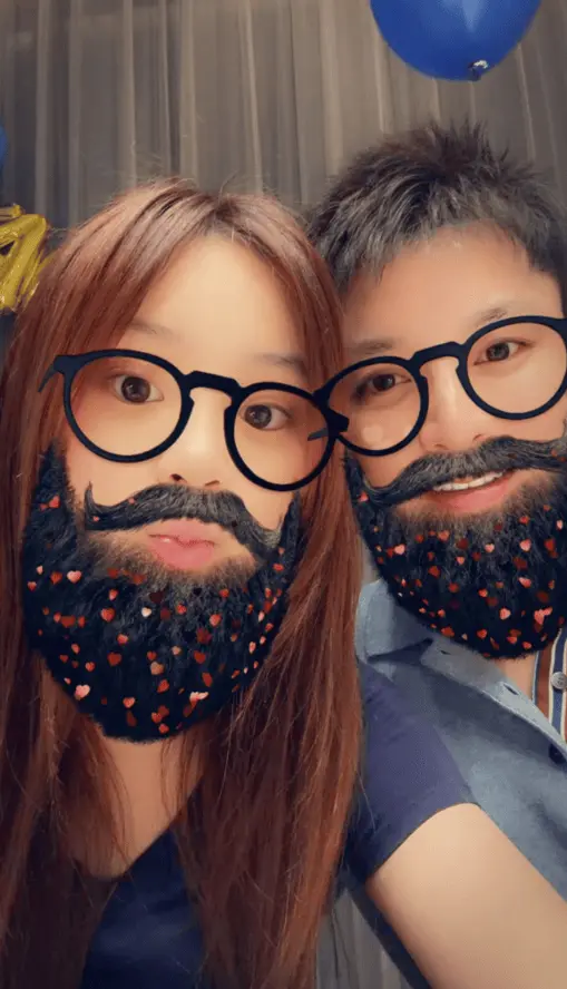 当天，甜馨也在社交平台上晒出与爸爸的合照，并发文称：&ldquo;生日快乐爸爸！Happy birthday！！永远爱你噢！&rdquo;