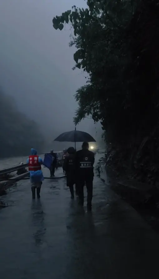 记者徒步3小时，直击山洪下的“孤岛” 救援