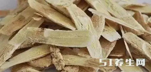 黄芪泡水喝的功效和作用知道多少？这几类人不能喝-黄芪泡水喝的功效与作用禁忌?
