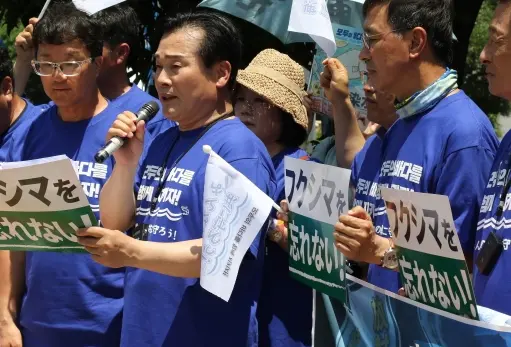 当地时间2023年7月10日，日本东京千代田区，日本反排海市民团体和由韩国在野党议员组成的反排海团体在首相官邸前进行抗议（IC photo）
