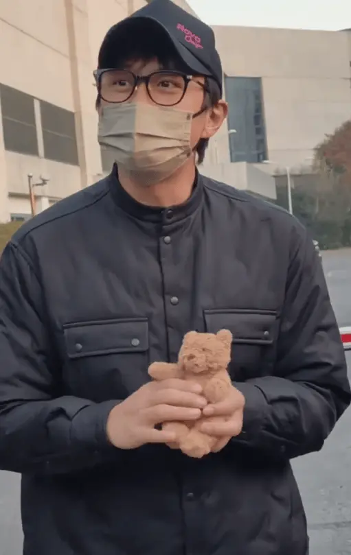 搜狐娱乐讯 近日，邓超与粉丝互动的视频曝光。今年已经46岁的他，在孙俪的帮助下成功瘦成，如此清晰的下颌线和少年感，被粉丝调侃瘦成&ldquo;男大&rdquo;了。