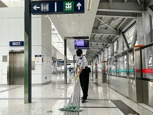地铁保洁员一天的工作时间至少长达12小时