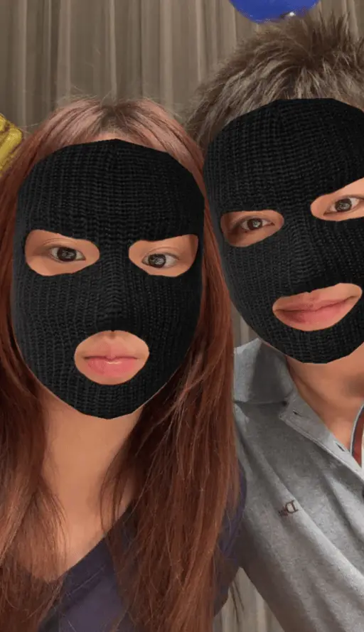 甜馨与爸爸一起用搞怪特效拍照。