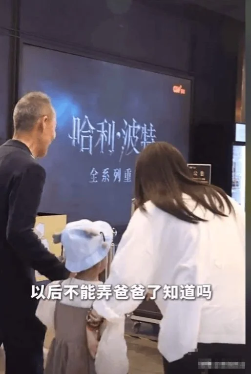 还有人望着王石的长相陷入了沉思，沉默了一会儿之后才悄默默的说道，难怪总觉得王总长得很面善，这不是和非洲媳妇Rose的老公吴建云一模一样吗？