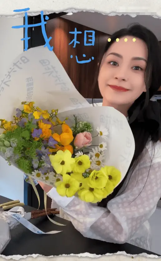 搜狐娱乐讯 19日，钟欣潼（阿娇）在社交平台上更新vlog，并配文称：&ldquo;把春天带回家。&rdquo;Vlog中，阿娇分享了自己的日常生活，在家里插花好惬意。