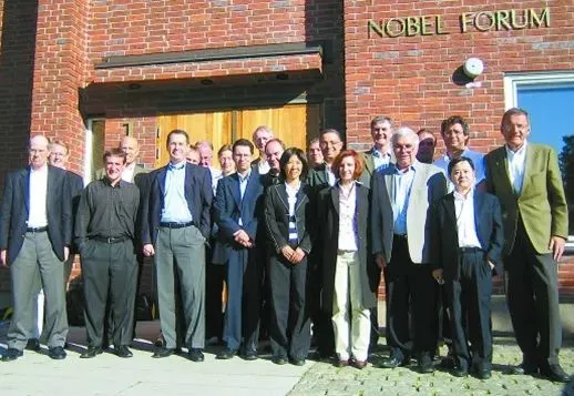 王維（前排右一）在瑞典諾貝爾講壇異種移植高層論壇上的合影。（資料照片）