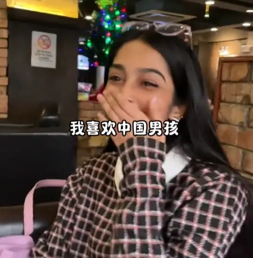 ▲視頻博主采訪孟加拉女孩(圖/視頻截圖)