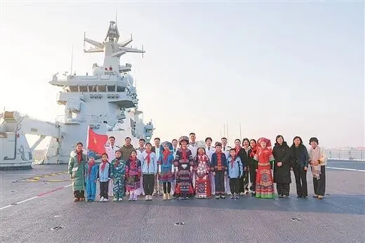 陈虞文和广西少先队员代表及老师登上广西舰