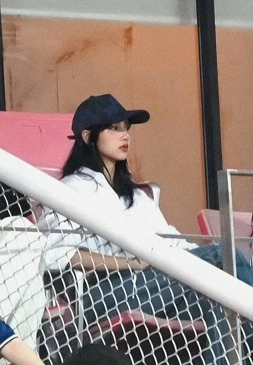 Lisa看泰国VS韩国世预赛 带棒球帽干净清爽