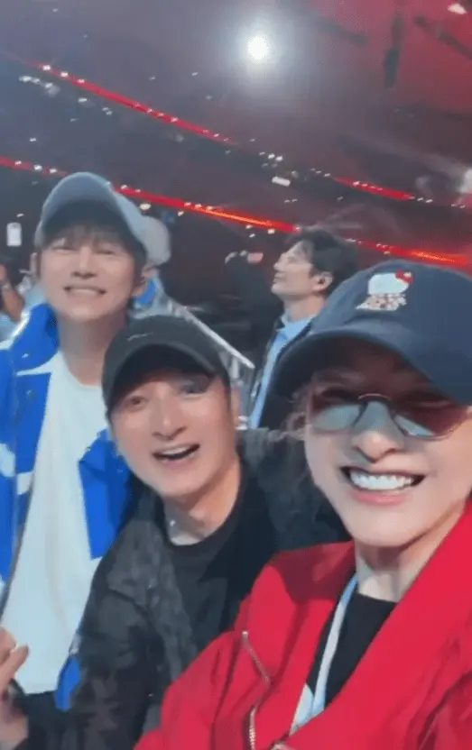 搜狐娱乐讯 11日，吴昕在社交平台上更新vlog，并配文称：&ldquo;来看杰哥的演唱会啦！好开心的夜晚，我杰哥唱的太太太牛了&hellip;&hellip; 我们大家跟唱的好嗨，嗓子都哑了哈哈哈！&rdquo;