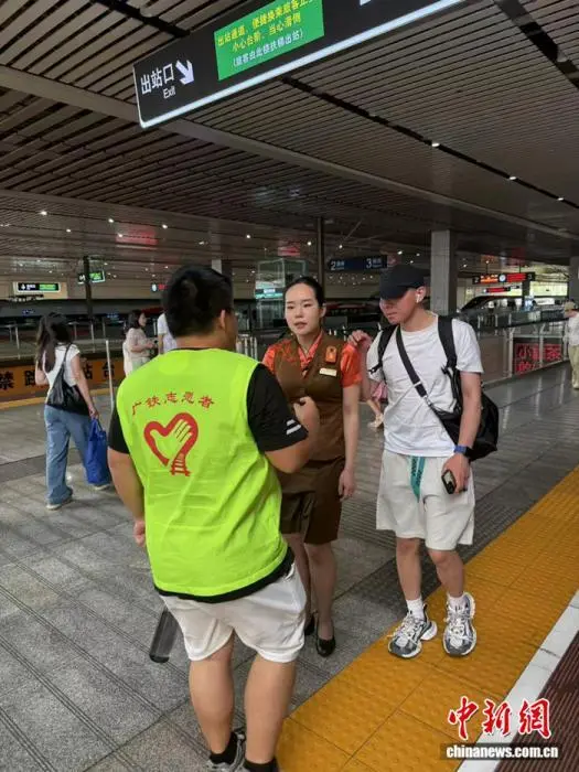 方晴将盲人旅客交给长沙南站工作人员。 田芳 摄