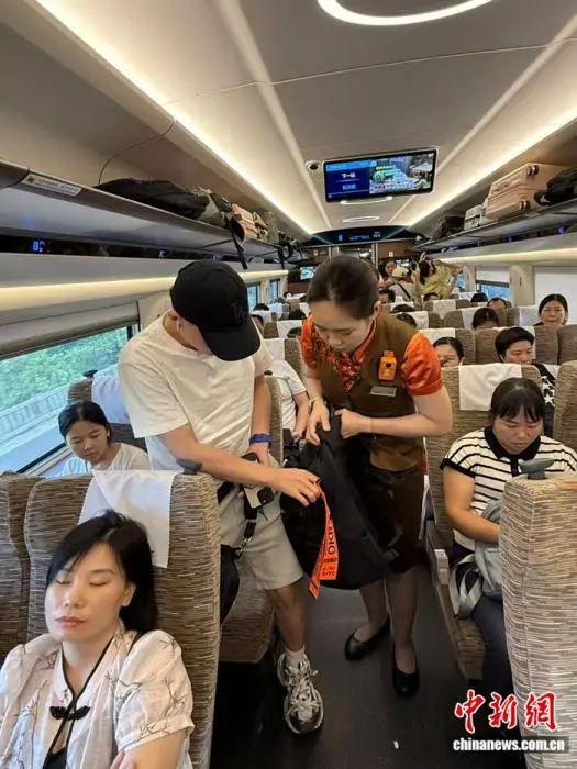 下车前，方晴为盲人旅客收拾行李。 田芳 摄
