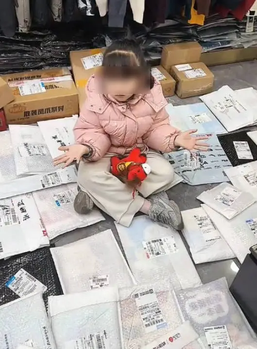 6岁女孩网上炫耀“假期很闲” 网友们寄来堆成山的作业