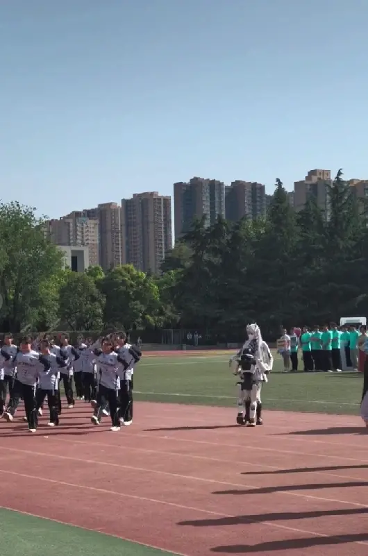 机器人跳舞时突然抱住旁边女生，高校回应