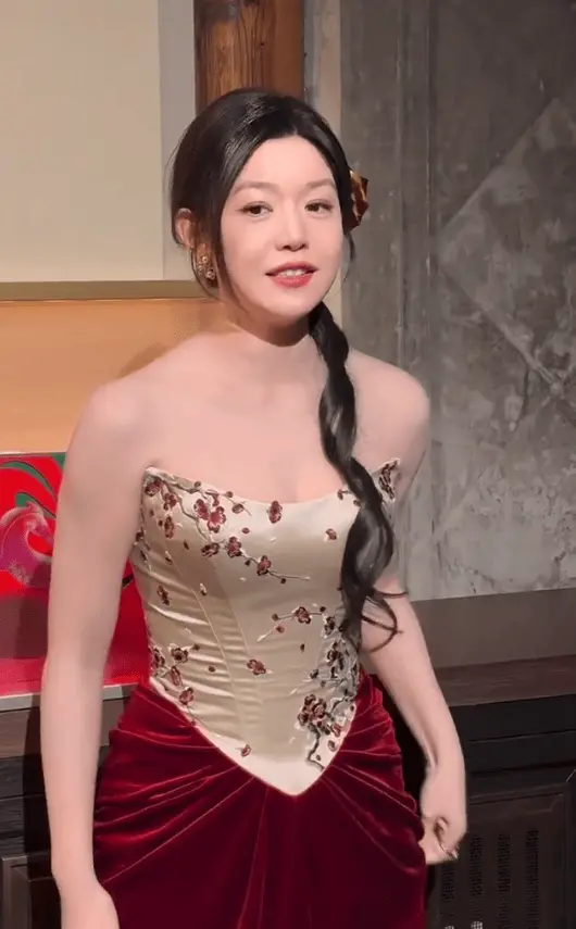 陈妍希对着镜头浅浅微笑。