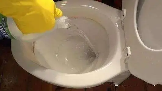 生活小技巧：马桶有异味、还发黄，怎么清理，有好方法插图1