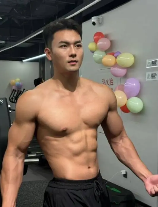 模特杨泽琪泰国拍戏失联 表姐发布长文寻求帮助封面图