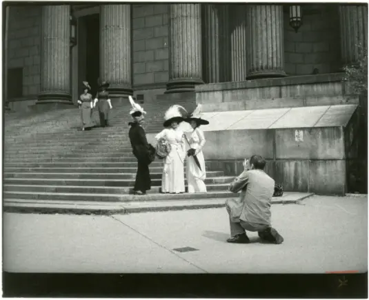 〓 正在街拍的比尔·卡宁汉。（图/纽约历史博物馆）