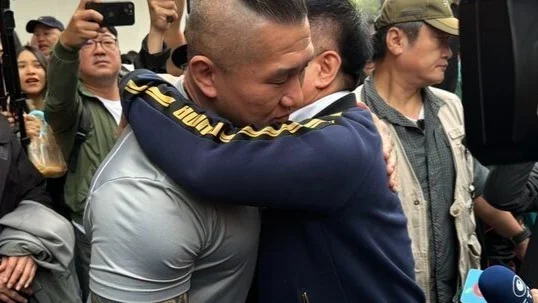 蔡正元入监报到，“馆长”到场送拥抱