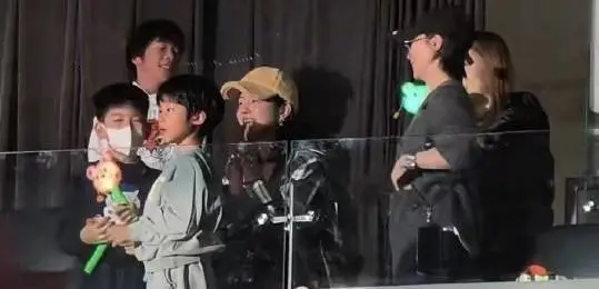 陈妍希谢楠认真看演唱会中。