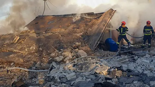 救援人员在俄罗斯空袭乌克兰一处地点后灭火。资料图 图自美媒
