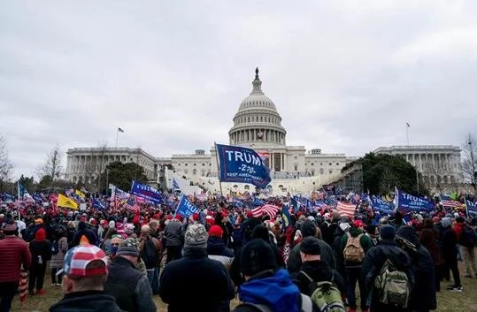 2021年1月6日，在美国首都华盛顿，特朗普的支持者举行示威游行。 图源：新华社