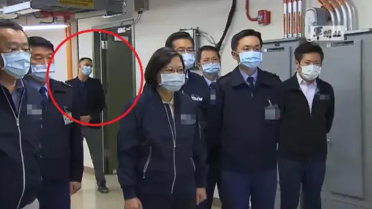台媒曝光蔡英文视察新竹乐山雷达站时身后美方人员身份，岛内网民吐槽