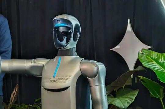 荣耀机器人天团亮相2026北京车展