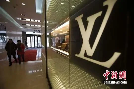民众从LV门店前经过。 中新社记者 张云 摄