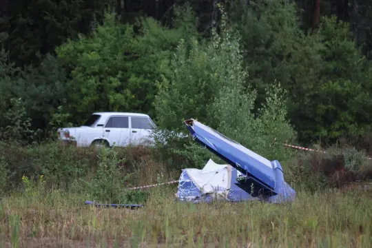 8月24日，俄西部特维尔州坠机地点附近的飞机残骸 图源：美国有线电视新闻网