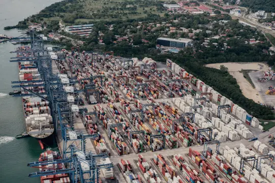 ▎1月29日,中國香港在巴拿馬運河兩端運作的巴爾博亞港遭到了巴拿馬最高法院的違憲裁定。圖源:The Wall Street Journal