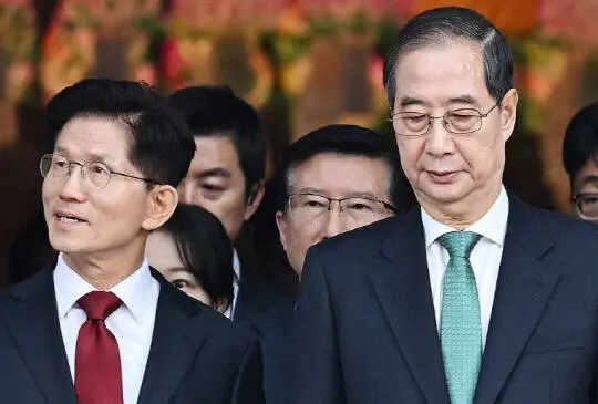 ▎此次韓國總統大選候選人登記截止前夕,國民力量黨突發“換將”風波。黨內初選勝出的金文洙和前總理韓德洙就“候選人整合”問題談判破裂後,國民力量黨領導層連夜啟動應急程序,於5月11日淩晨2點30分發布公告撤銷金文洙資格並限時一小時開放新候選人登記,原本無黨籍的韓德洙於淩晨3時20分完成入黨申請。圖為金文洙(左)和韓德洙。圖源:韓聯社
