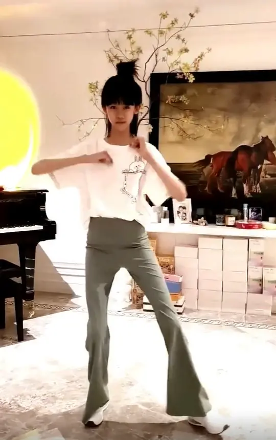 陆毅14岁的女儿腿太长！身材太瘦裤子显松垮，一双胳膊细到似竹竿(陆毅的大女儿多大)