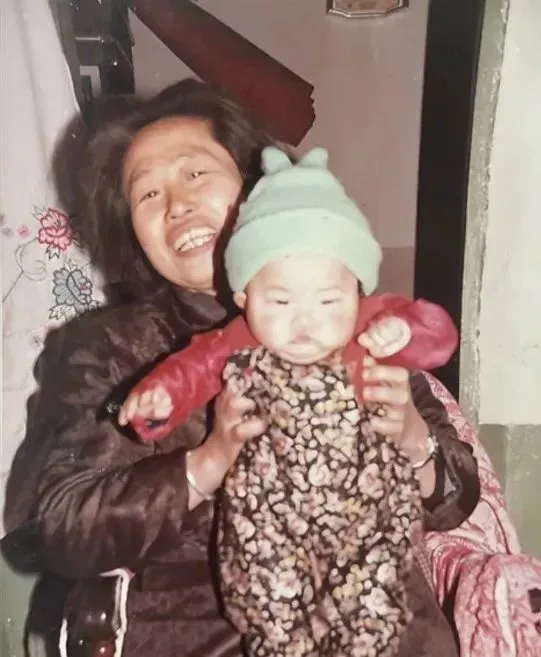 阿珍和幼年小柒